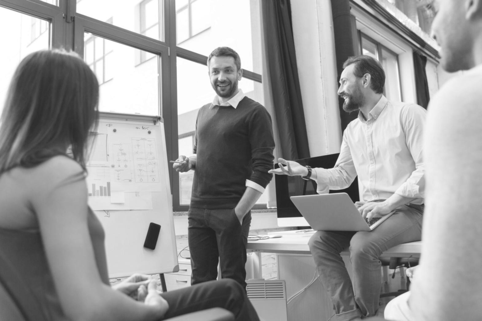 Suasana konsultasi investasi profesional di kantor Nalmatic Srantos dengan diskusi mendalam antara konsultan dan klien